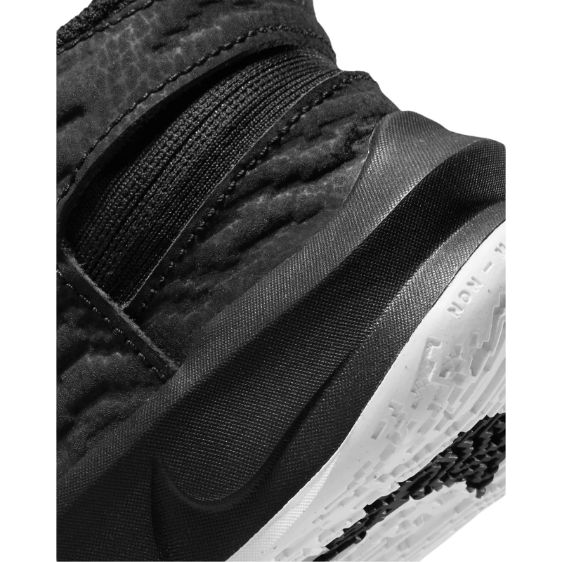 Nike Team Hustle D 10 FlyEase Shoe - Youth - Image 5